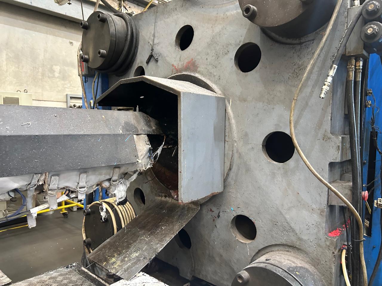 Injetora FCS 1000 ton